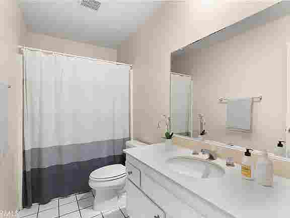 Charming single level bath