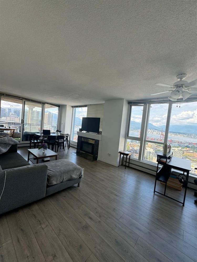 Master bedroom w private bathroom