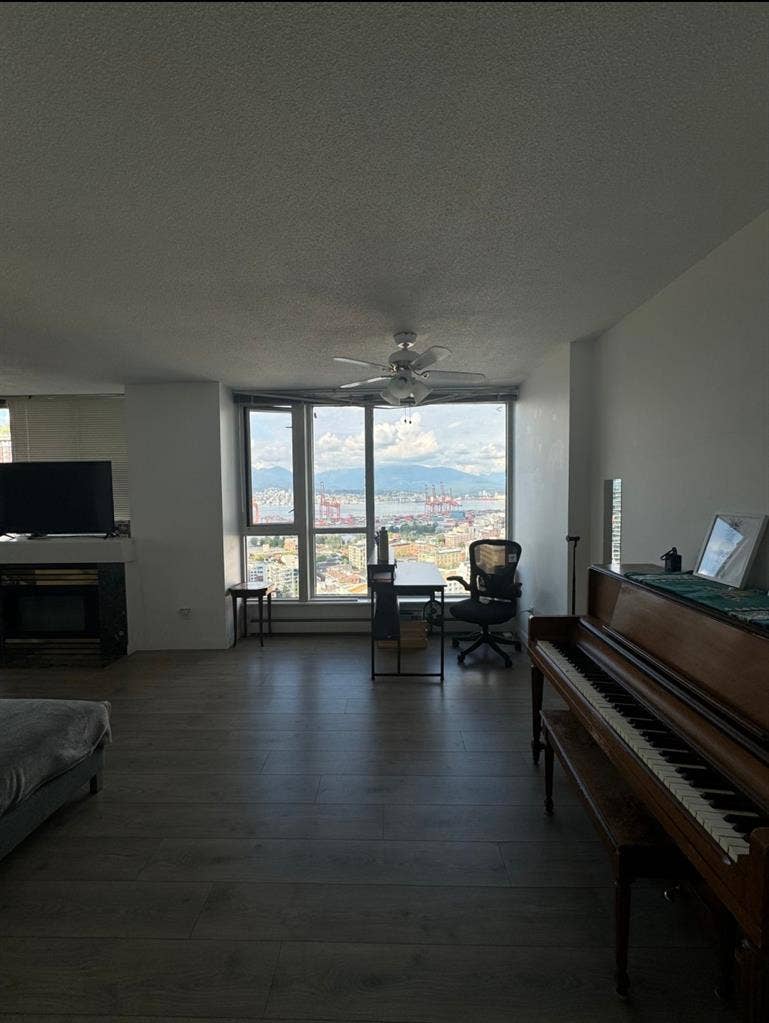 Master bedroom w private bathroom