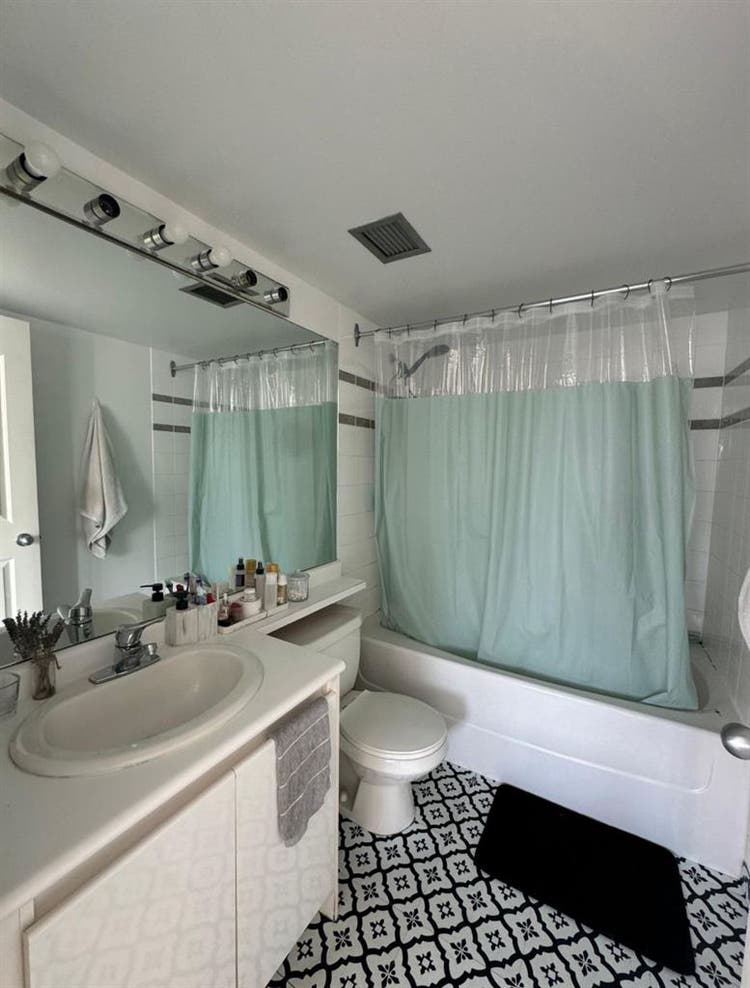 Master bedroom w private bathroom
