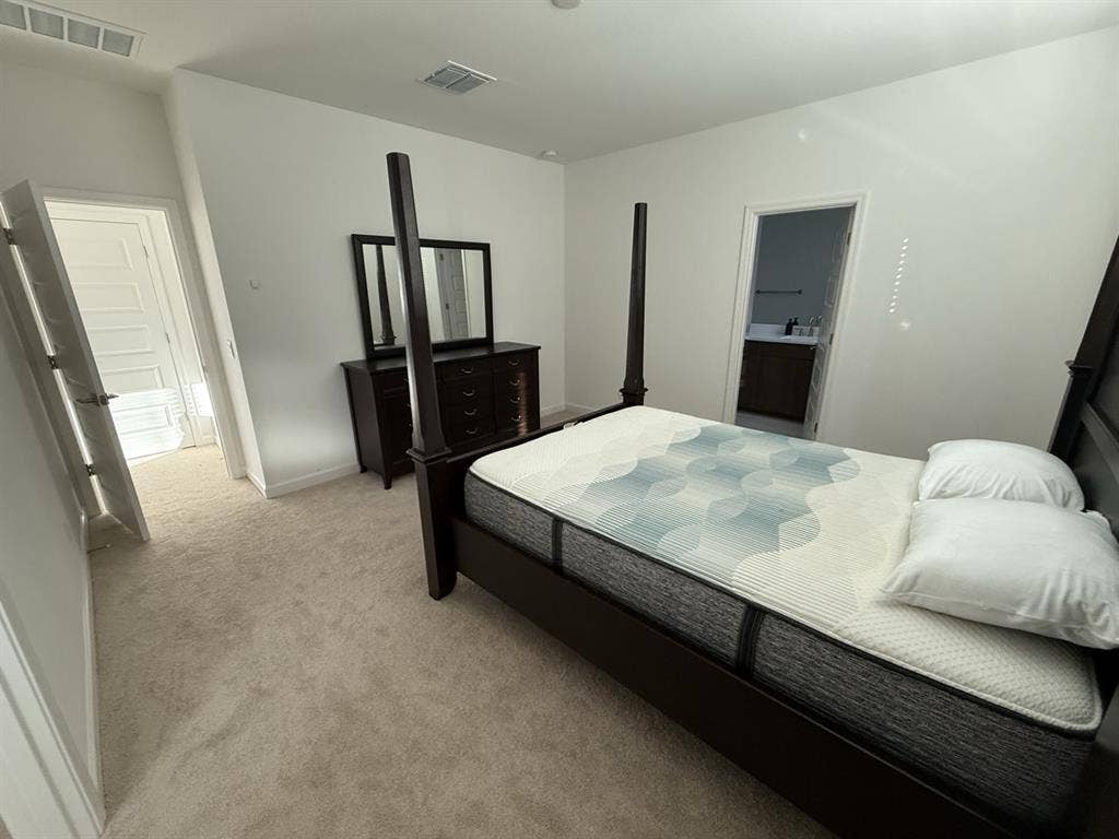 Private room/bathroom + Loft