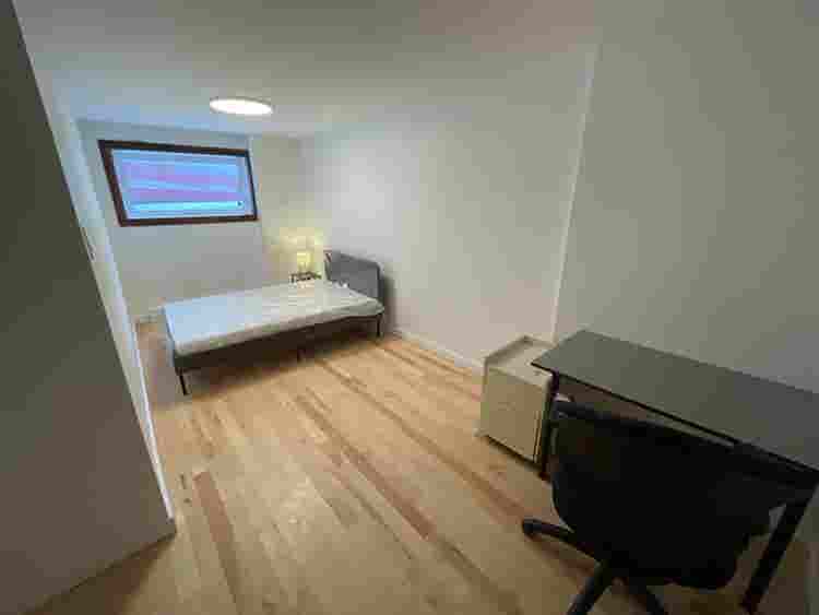 Basement Room Cote-des-Neiges Metro