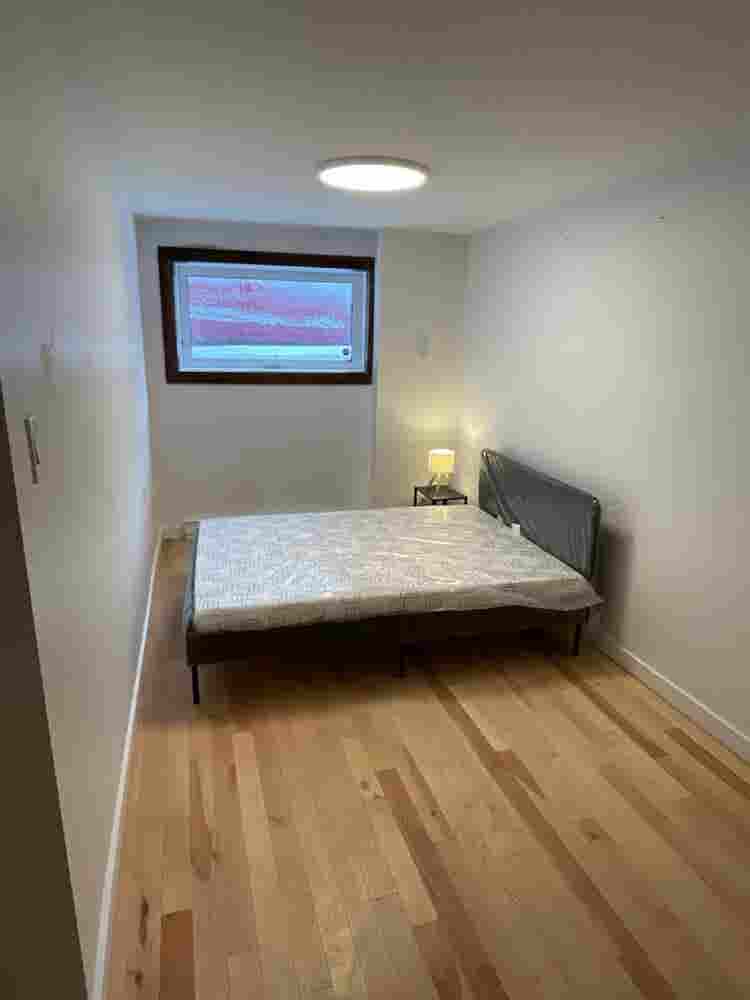 Basement Room Cote-des-Neiges Metro