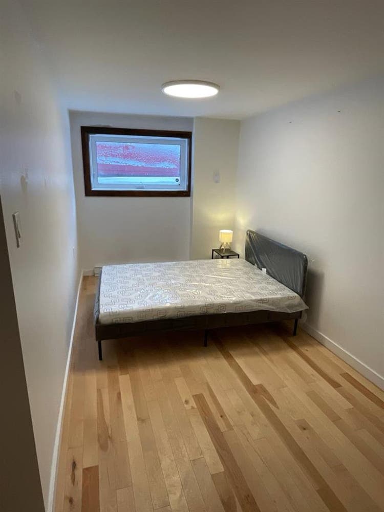 Basement Room Cote-des-Neiges Metro