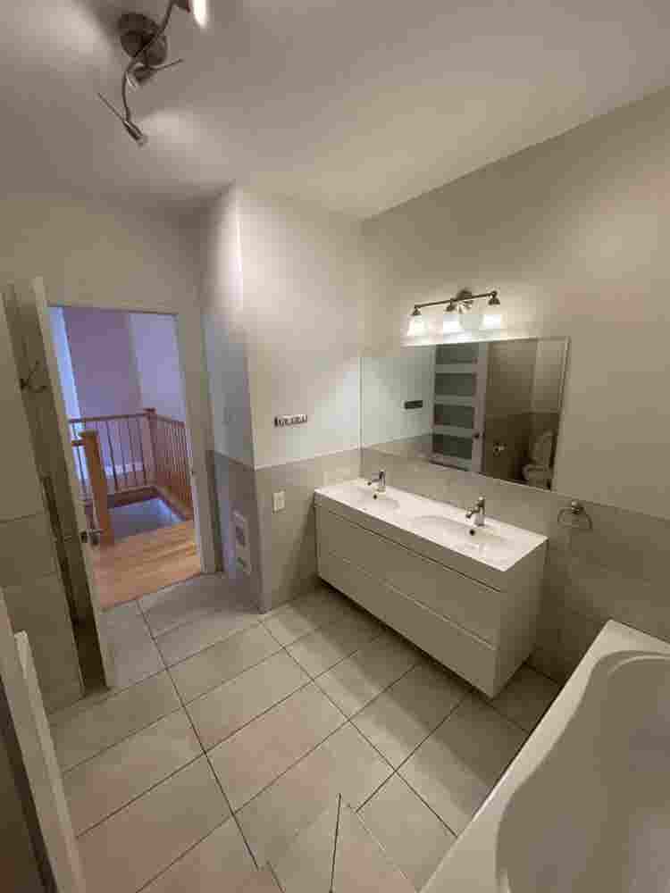 Basement Room Cote-des-Neiges Metro