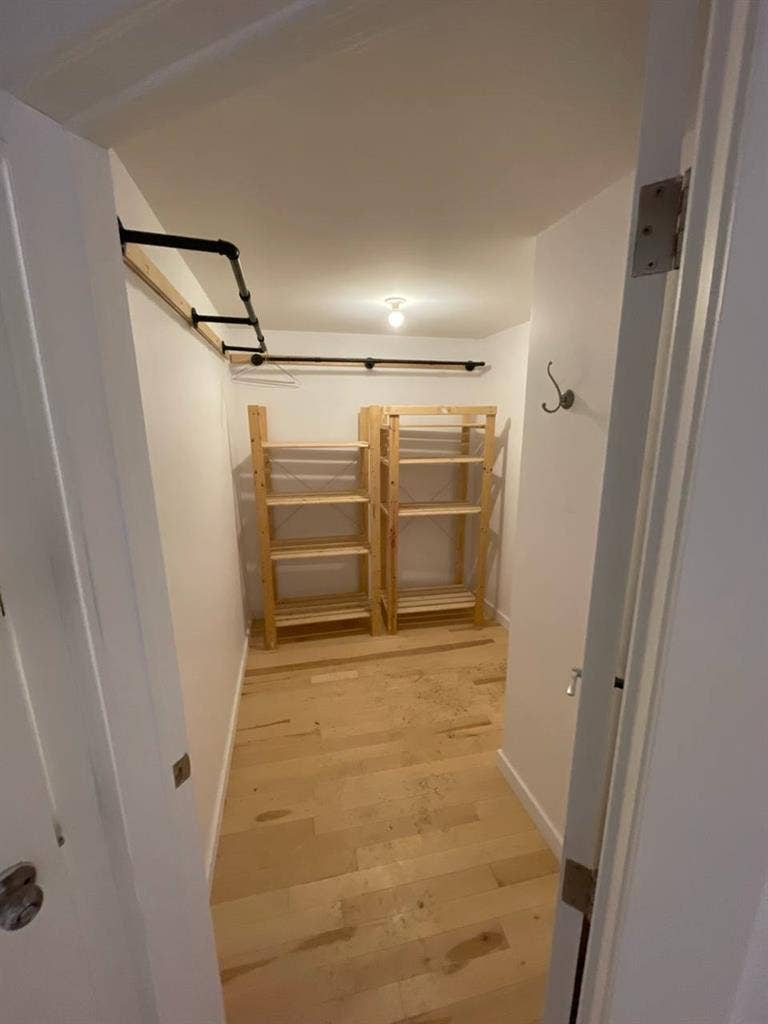 Basement Room Cote-des-Neiges Metro