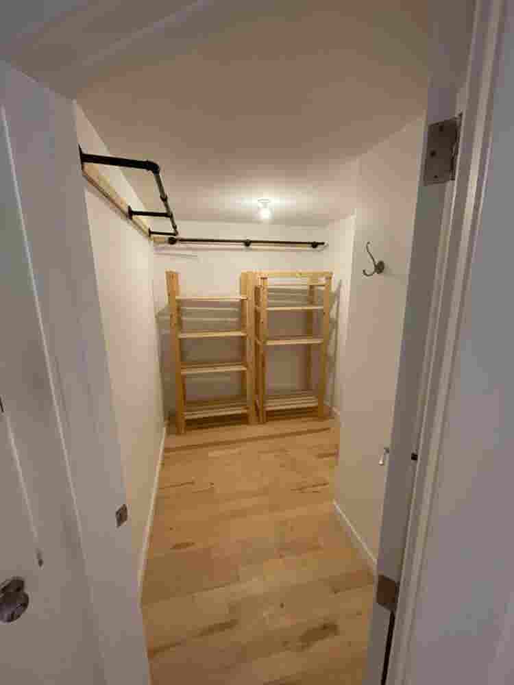 Basement Room Cote-des-Neiges Metro