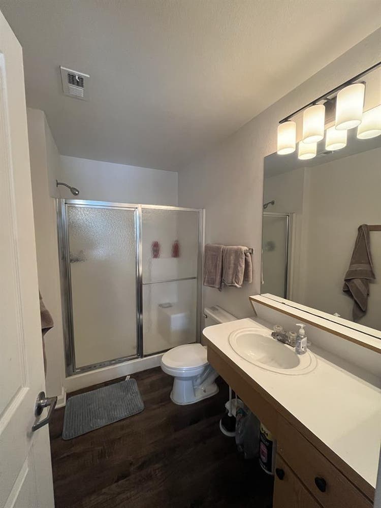 Urgent sublease FOREST LAKE