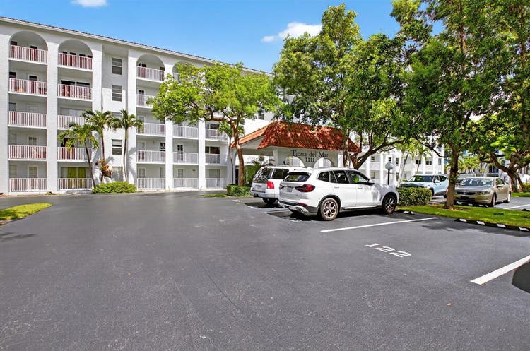 ROOMMATE NEEDED Boca on OCEAN BLVD