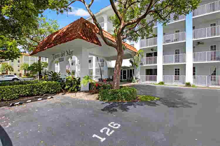 ROOMMATE NEEDED Boca on OCEAN BLVD