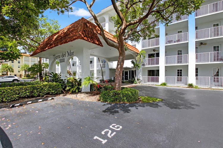ROOMMATE NEEDED Boca on OCEAN BLVD