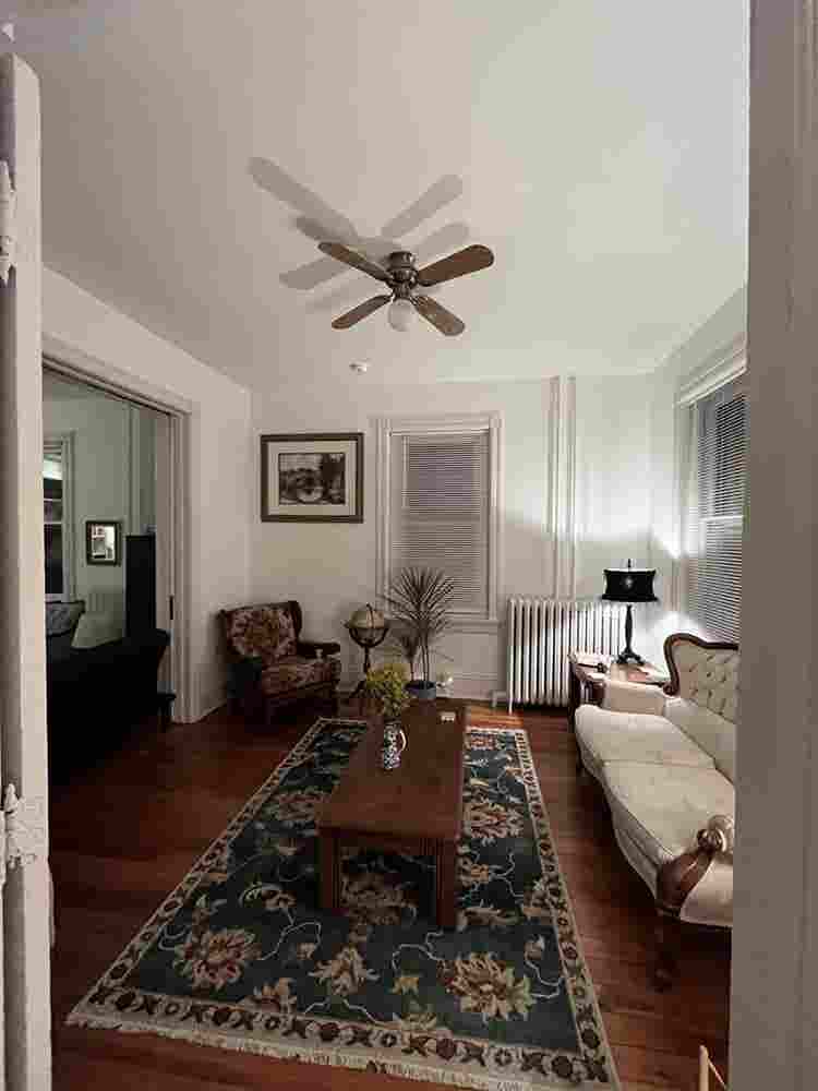 Private 3rd floor studio, Garage