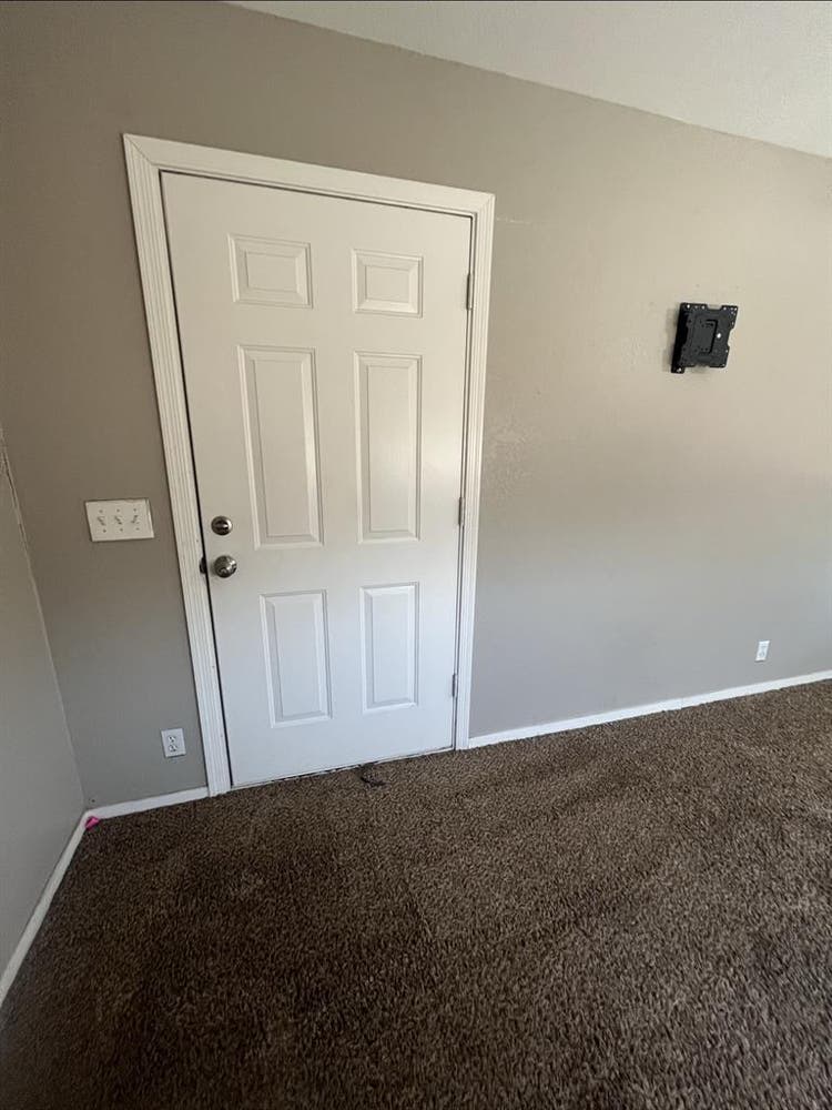 Spacious Chandler Room
