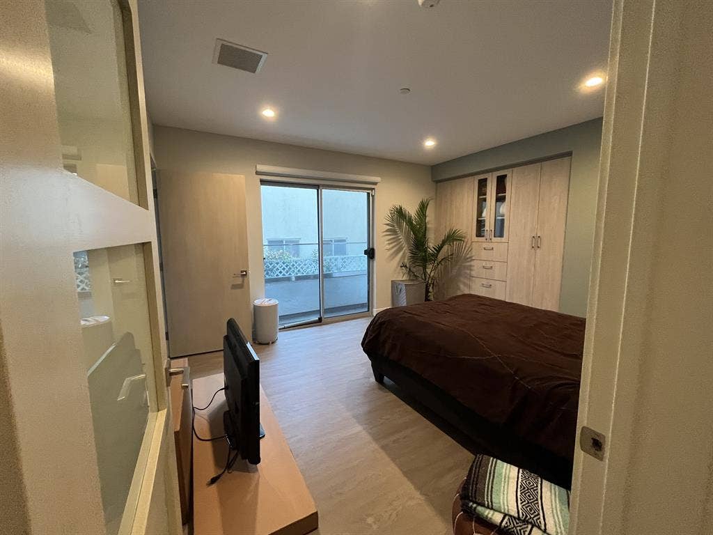 Beautiful West LA Priv Room + Bath