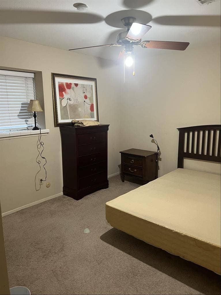 Bedroom Available in Deer Parkk