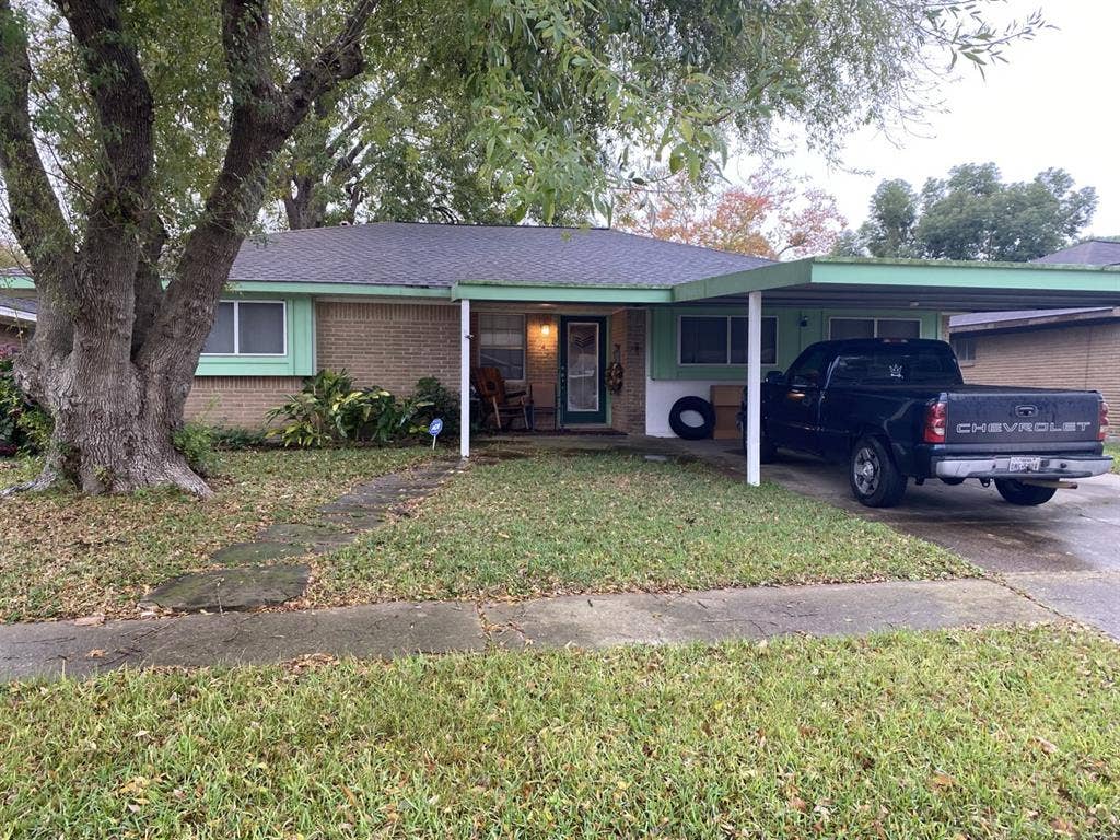 Bedroom Available in Deer Parkk