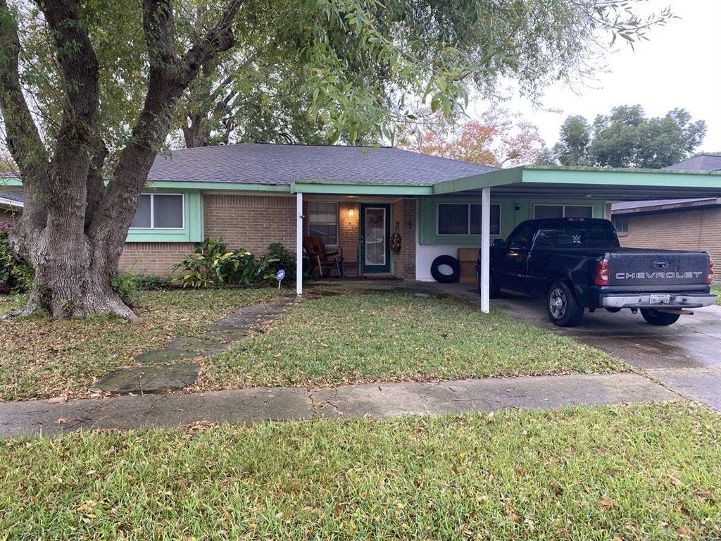 Bedroom Available in Deer Parkk