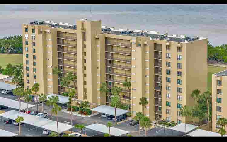 Waterfront golf community