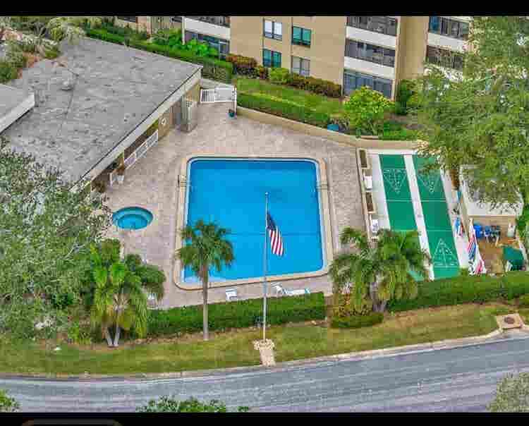 Waterfront golf community