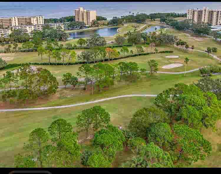 Waterfront golf community