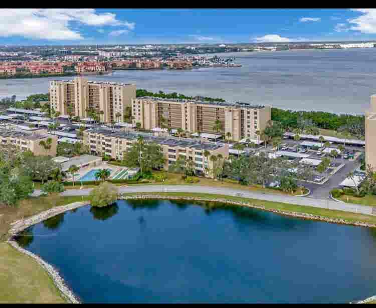 Waterfront golf community