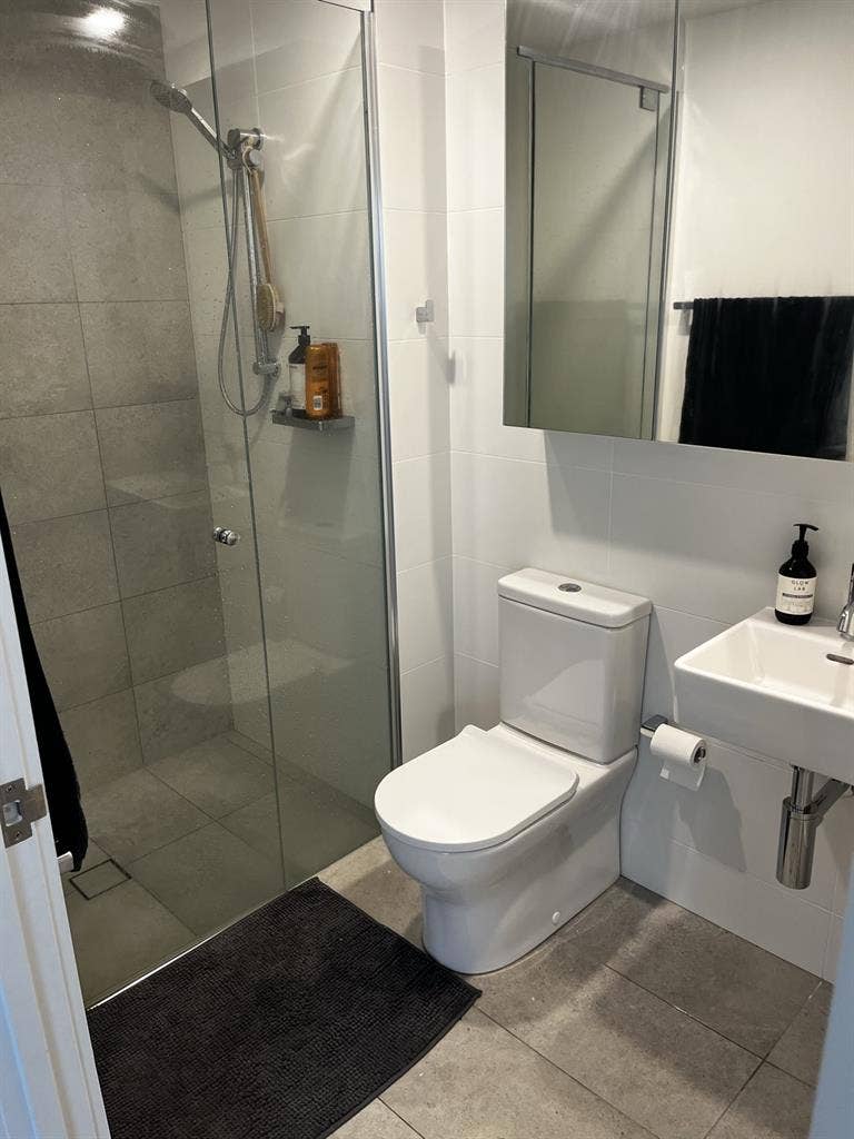 bathroom, 3 week sublet 8OO a week