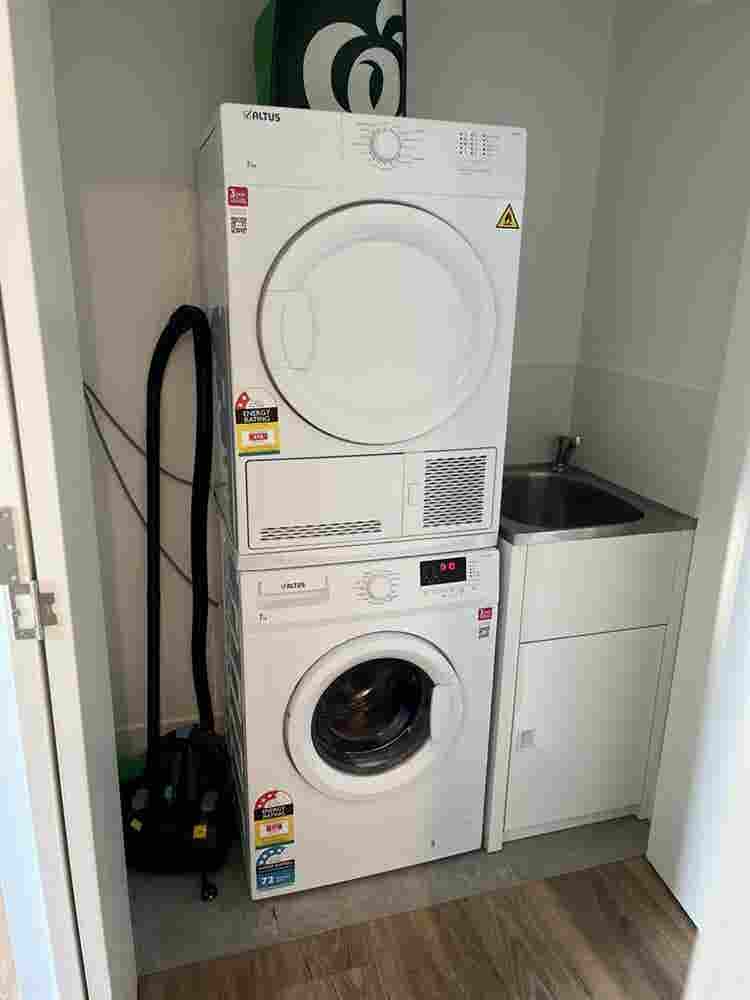 bathroom, 3 week sublet 8OO a week