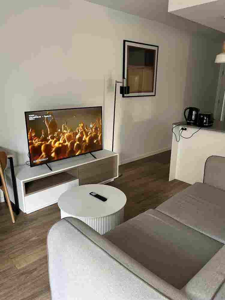 bathroom, 3 week sublet 8OO a week