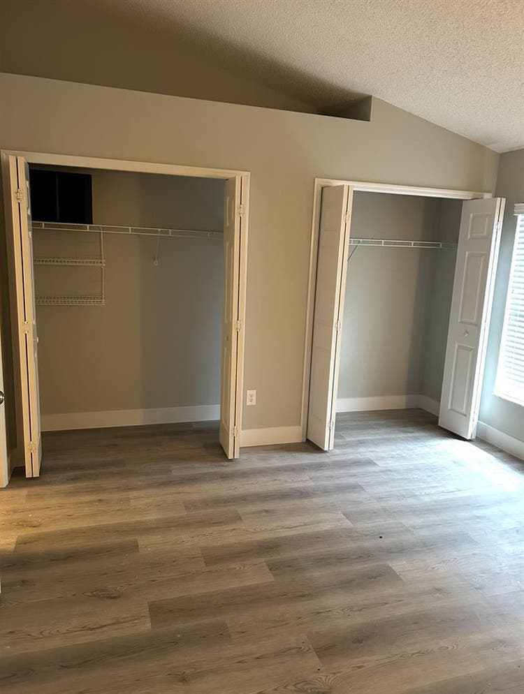 3 rooms available