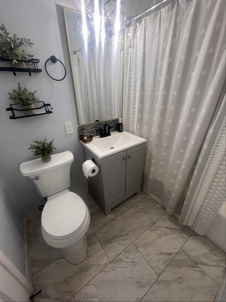 Large Room in Cozy Lakewood