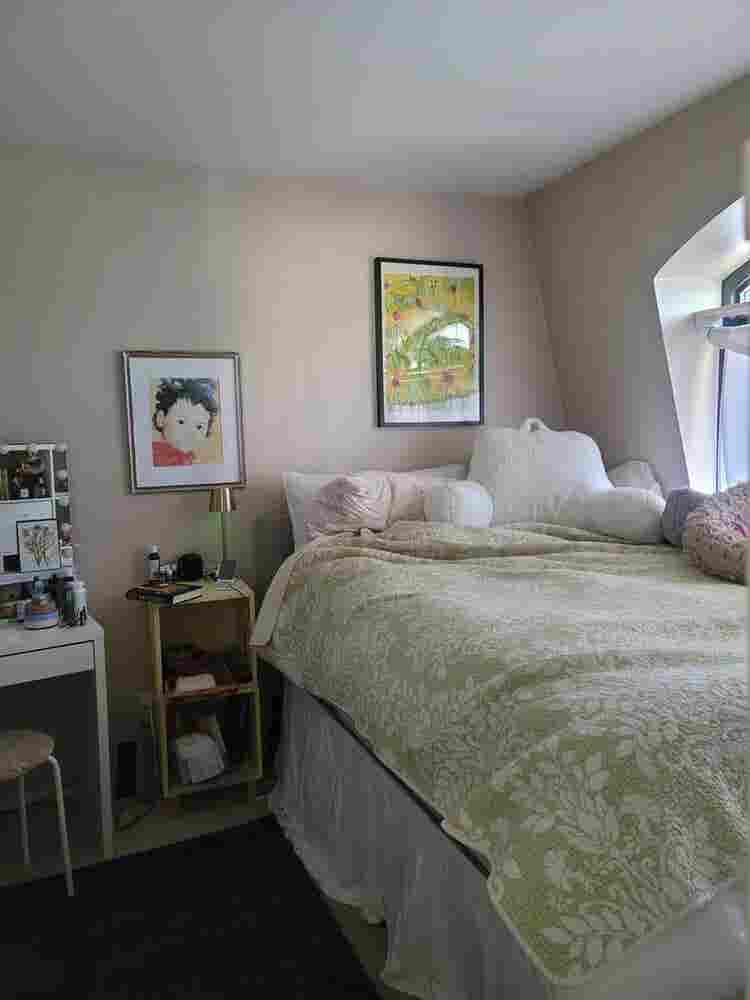 ROOM/SHARED BATH OCT 1