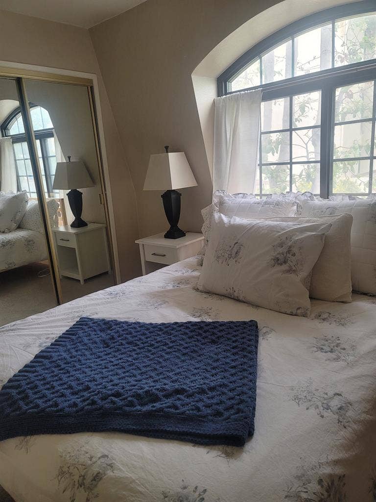 PRIVATE ROOM/SHARED BATH DEC 1ST