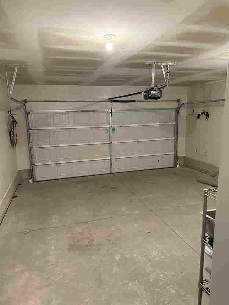 Looking for roommate to rent a room