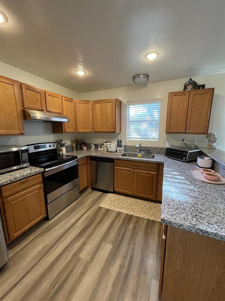 ROOMIE WANTED (female) - Midtown