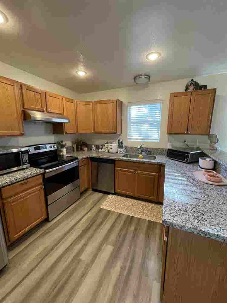 ROOMIE WANTED (female) - Midtown
