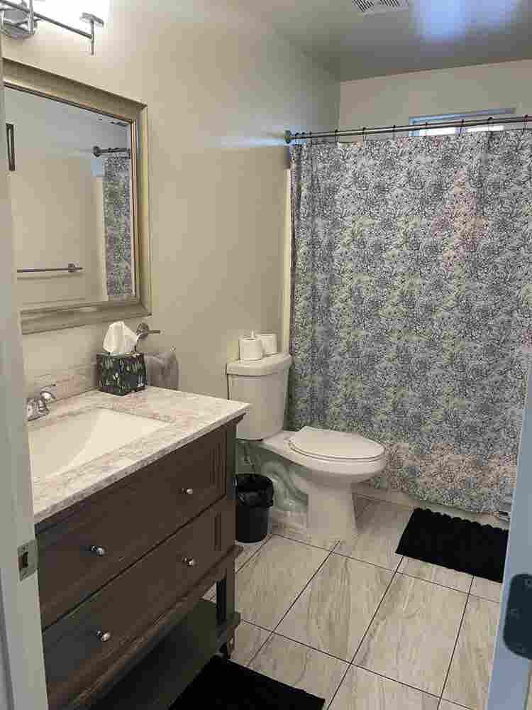 ROOMIE WANTED (female) - Midtown