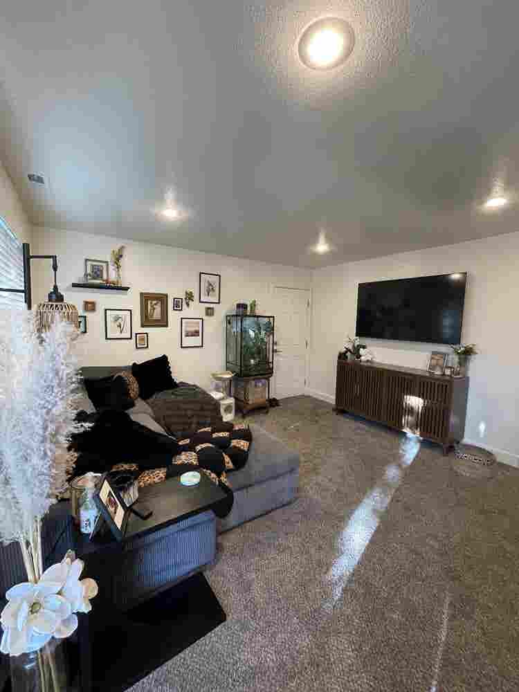 ROOMIE WANTED (female) - Midtown