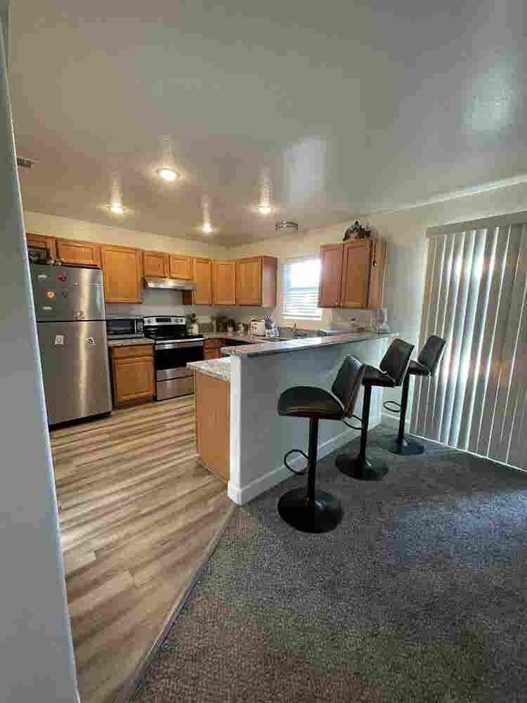 ROOMIE WANTED (female) - Midtown