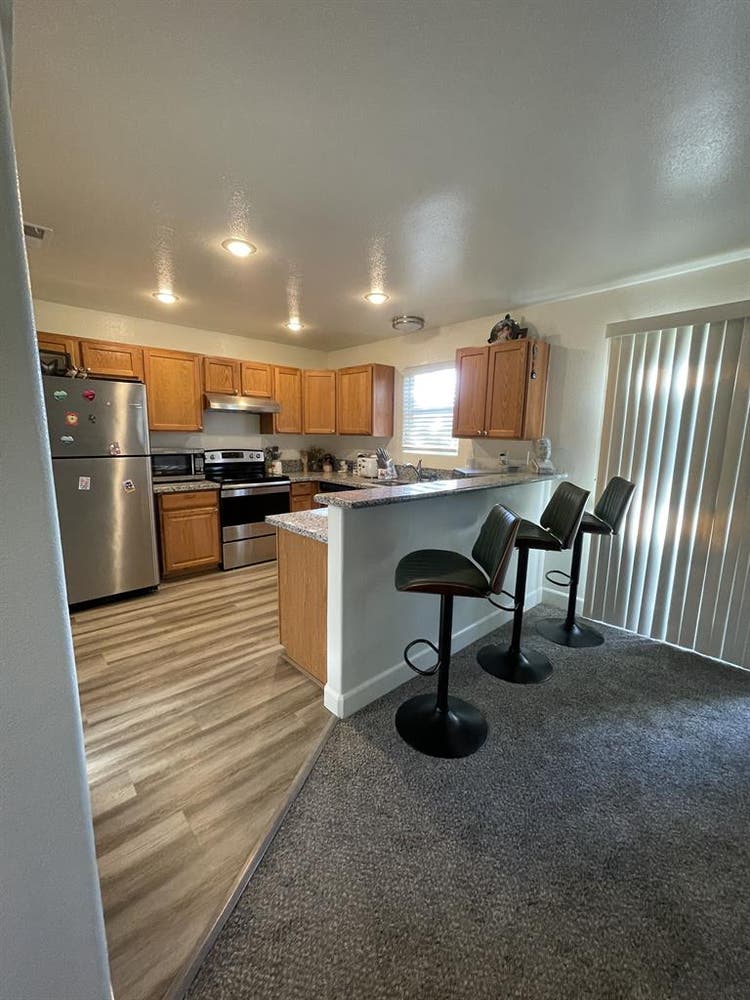 ROOMIE WANTED (female) - Midtown