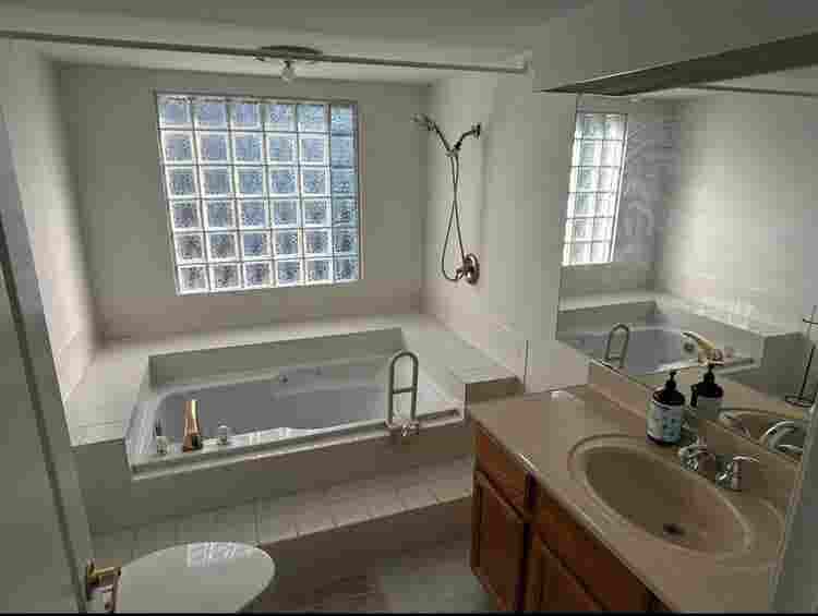 Bath Condo in South Cambie