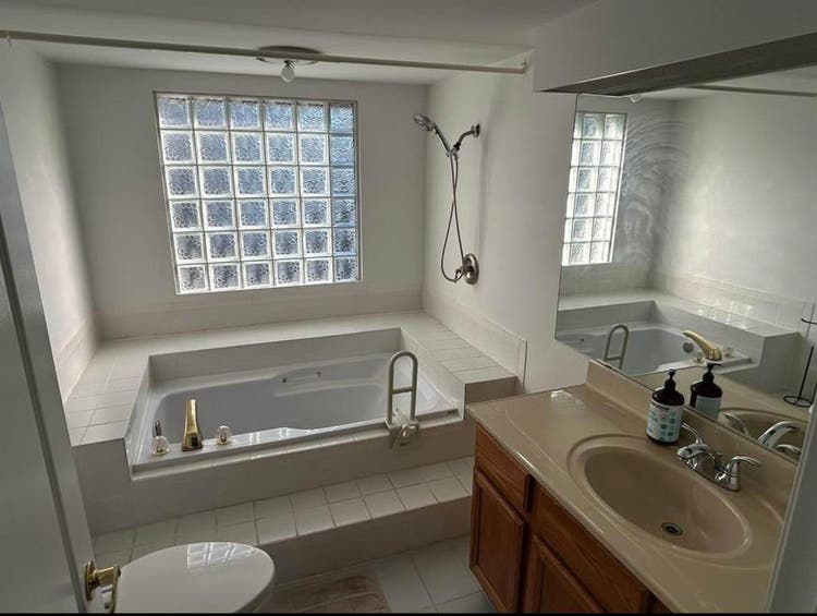 Bath Condo in South Cambie