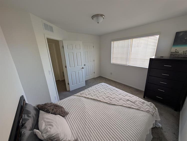 Furnished Room in Relaxed Home