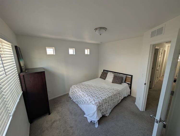 Furnished Room in Relaxed Home