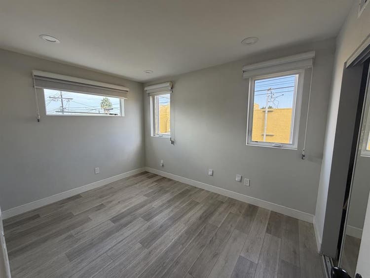 ROOM FOR RENT - AVAILABLE NOW