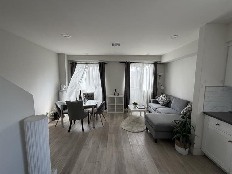 ROOM FOR RENT - AVAILABLE NOW