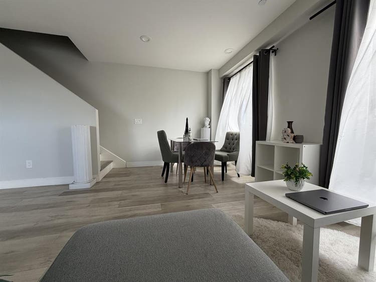 ROOM FOR RENT - AVAILABLE NOW