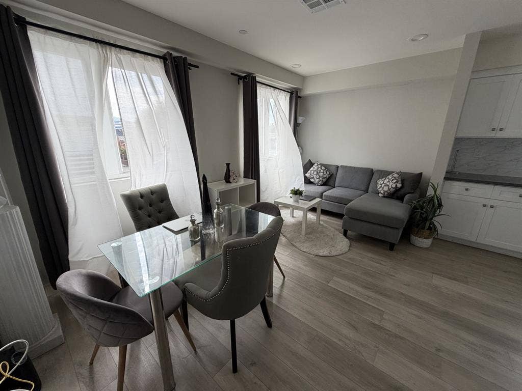 ROOM FOR RENT - AVAILABLE NOW