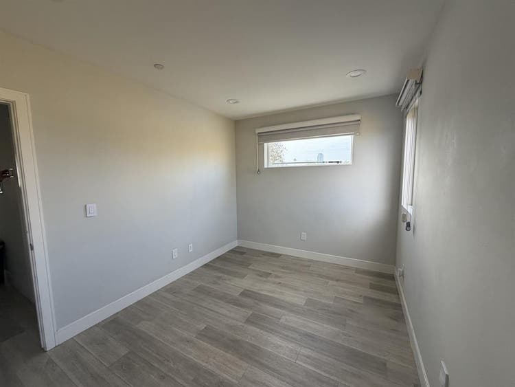 ROOM FOR RENT - AVAILABLE NOW