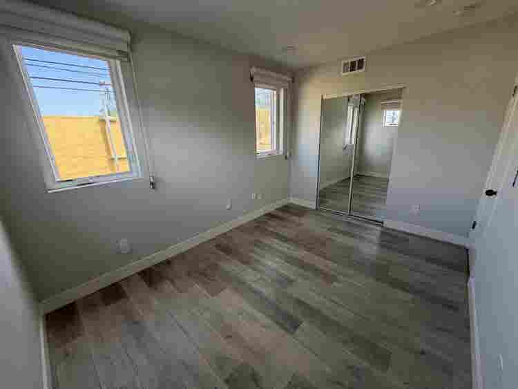 ROOM FOR RENT - AVAILABLE NOW