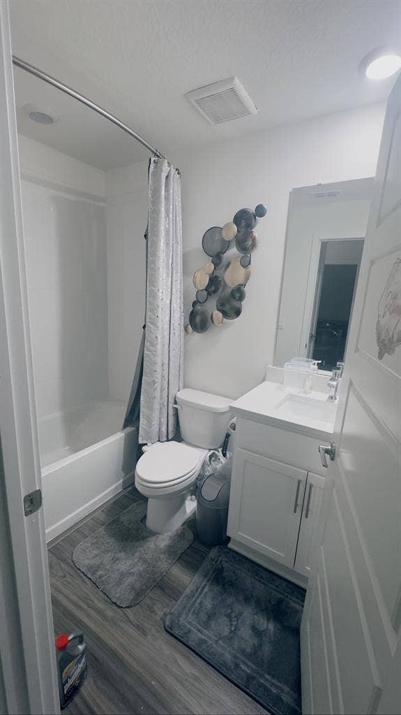 Room in a brand new townhouse